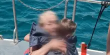 Bimbo di 5 anni e nonna trascinati al largo con il materassino: sono finiti a 4 chilometri dalla riva