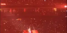 Paura al concerto di Beyoncé: l'auto sospesa a mezz'aria si inclina con su la cantante