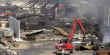 Il boato, le fiamme, la paura: esplode il distributore di gas
