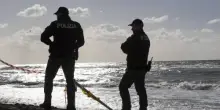 Stuprata a turno in una tenda da spiaggia: caccia ai due aggressori nordafricani