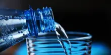Vi hanno sempre detto di bere 2 litri d'acqua al giorno? Non è così: la verità degli esperti