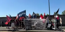 I Pro Pal sotto la sede di Giornale e Libero. Striscioni e minacce ai giornalisti