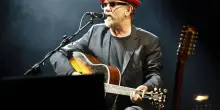 De Gregori canta i suoi "non classici" con un piccolo aiuto dei suoi amici...