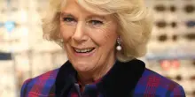 Molestata a 16 anni e difesasi con una scarpa: le rivelazioni della regina Camilla