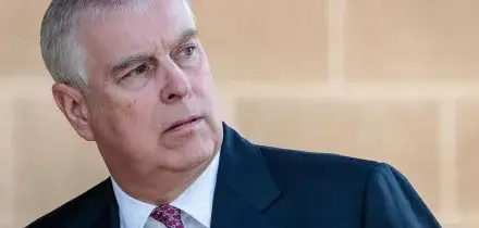 Re Carlo toglie anche il titolo di "principe" ad Andrea e lo caccia dal Royal Lodge