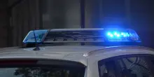 Scende dall'auto per prestare soccorso: milanese pestato da una baby gang a Napoli