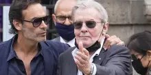 Alain Delon, guerra tra eredi: il figlio Alain-Fabien denuncia i fratelli e chiede l’annullamento del testamento milionario