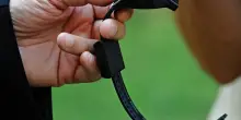 Braccialetto elettronico per l'uomo che ha picchiato la ex alla fermata del bus