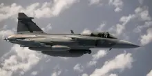 “Grifoni” svedesi in volo per Kiev: ecco i nuovi caccia per l’Ucraina dopo i Mirage e i Falcon