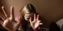 Stuprata e filmata a 12 anni: i video in chat. Due fermati