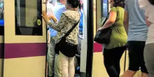 Chi è Shakira, la "primula rossa" delle borseggiatrici
