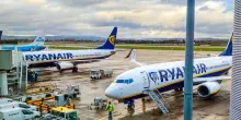Ryanair, bonus ai dipendenti che scoprono bagagli fuori misura: la cifra