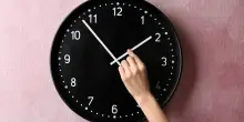 Torna l'ora solare: i 60 minuti di sonno che proteggono il cuore e il cervello
