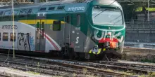 Passeggero senza biglietto lo aggredisce, ma paga il capotreno: 15mila euro di spese legali