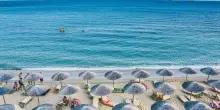 Tragedia in spiaggia, 17enne scava una buca e muore sepolto dalla sabbia