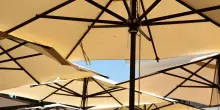 Il luogo comune degli ombrelloni vuoti