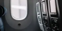 Devi salire su un aereo? Mai indossare questi vestiti, è un rischio per la salute