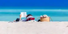 Brevi ma intensi, 5 romanzi perfetti da leggere sotto l'ombrellone