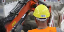 Cade dal cestello di una gru e muore: gravissimo incidente sul lavoro a Torino