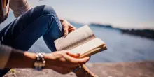 Age gap, fake dating, trope e pov: guida al nuovo dizionario dei giovani lettori