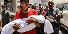 Gaza, morti 6 bimbi in fila per l'acqua: "Anomalia tecnica". E Bibi sfida Hamas