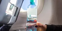 Disidratazione in aereo, le cose giuste da fare