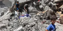 Gaza, venti civili uccisi nella ressa per gli aiuti "Hamas tra la folla"