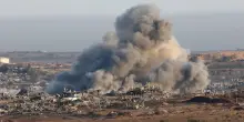 Colpita una chiesa cattolica a Gaza, tre morti. Ferito anche padre Romanelli. Meloni: "Attacchi su civili inaccettabili"