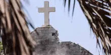 Raid sulla chiesa cattolica di Gaza. Tre morti, ferito padre Romanelli