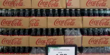 Trump riscrive la ricetta della "Coke". "Zucchero di canna al posto del mais"