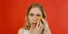 Occhiaie, perché aumentano d'estate. Le creme per coprirle