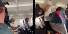 Passeggero tenta di aprire il portellone in volo, paura su un aereo