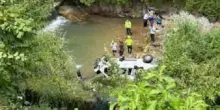 Pullmino con ragazzi disabili finisce nel torrente: otto feriti