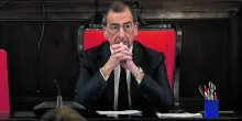 Sala si chiude nel silenzio e pensa alle dimissioni