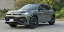 Volkswagen Tiguan eHybrid 2025: oltre 100 km a zero emissioni, senza sacrificare comfort e abitabilità