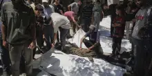 Gaza, raid sui civili in attesa di ricevere aiuti umanitari. Il Papa: "Basta barbarie"