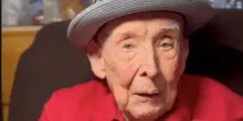 Addio a "Papa Jake" Larson, il veterano del D-Day diventato leggenda su TikTok: è morto a 102 anni