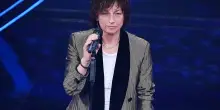Incidente sul palco per Gianna Nannini: come si è rotta il braccio