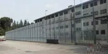 Fiamme nel carcere di Busto Arsizio. Sei agenti aggrediti da due detenuti