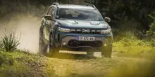 Dacia Duster Hybrid 2025, consumi da citycar per un SUV da famiglia
