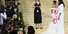 "Tax the Rich" al Met Gala. Il Congresso multa Alexandria Ocasio-Cortez: "Regali non consentiti"