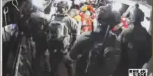 Israele intercetta la barca degli attivisti pro Pal verso Gaza e loro fischiettano "Bella Ciao"