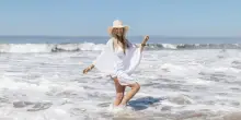 La vitamina D previene il rischio di osteoporosi: perché assumerla in menopausa