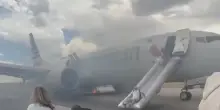 Il fumo, poi l'evacuazione: terrore a bordo di un Boeing dell'American Airlines