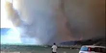 Inferno a Punta Molentis: incendio lambisce la spiaggia, bagnanti evacuati via mare