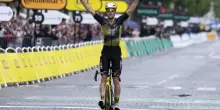 Tour de France, beffa finale per Pogacar: Van Aert lo stacca in salita e vince la tappa di Parigi