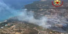 Incendi in Sardegna: fiamme a Orosei, evacuati resort e case. Allerta rossa sulla costa orientale