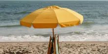 Lasci l'ombrellone per tenere occupato il tuo posto in spiaggia? Ecco cosa rischi