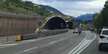 Bimbo di 10 anni corre a zig-zag tra le auto: e l'agente eroe lo salva così