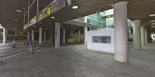 Il bambino ha il passaporto scaduto, i genitori lo lasciano in aeroporto e partono lo stesso